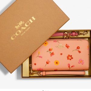 NEW AUTHENTIC COACH HAND HELD WALLET COMES WITH TWO DIFFERENT CLIPS ALL LEATHER